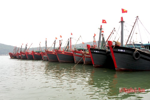 Tàu của ngư dân phường Nghi Thủy cập bến