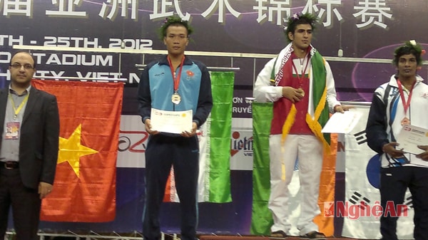 Nguyễn Văn Tài (giữa) giành HCB tại Giải vô địch Wushu thế giới 2013.