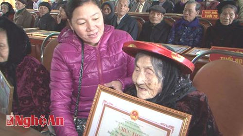 Mẹ Việt Nam anh hùng Nguyễn Thị Bốn - thượng thọ 104 tuổi tại Lễ mừng thọ của phường Nghi Hương.