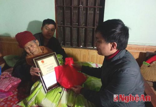 Lãnh đạo huyện Anh Sơn thăm và tặng quà cho các cụ tròn 100 tuổi.