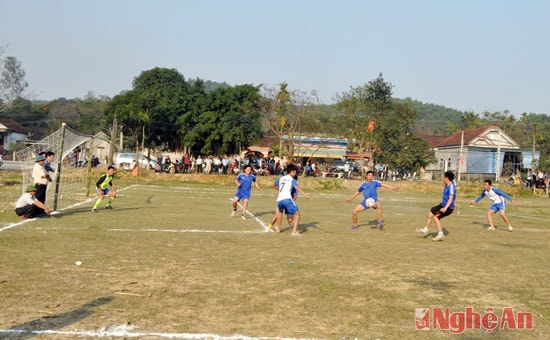 Ngay sau lễ khai mạc, trận thi đấu mở màn giữa đội bóng thôn 3 và đội bóng thôn 12 được tiến hành với những pha bóng đẹp mắt và nhiều tình huống gay cấn.