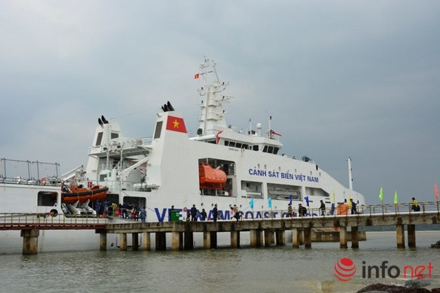 Tàu Cảnh sát biển 8002 của Bộ Tư lệnh Vùng Cảnh sát biển 2 đón người dân Lý Sơn ngày 7.2 (tức 29 tháng Chạp).