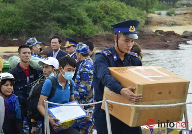 Chiến sĩ Bộ Tư lệnh Vùng Cảnh sát biển 2 giúp người dân mang đồ đạc lên tàu 8002
