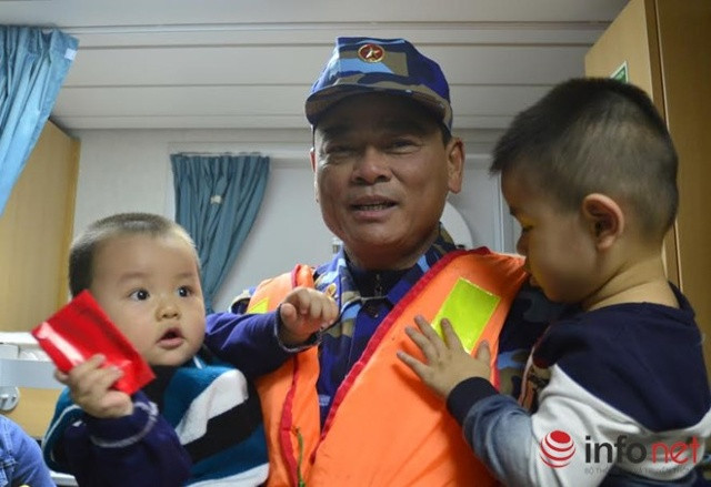 Đại tá Võ Văn Kính - Phó Chính uỷ Bộ Tư lệnh Vùng Cảnh sát biển 2 đến từng buồng thăm hỏi, lì xì tết cho các em nhỏ.
