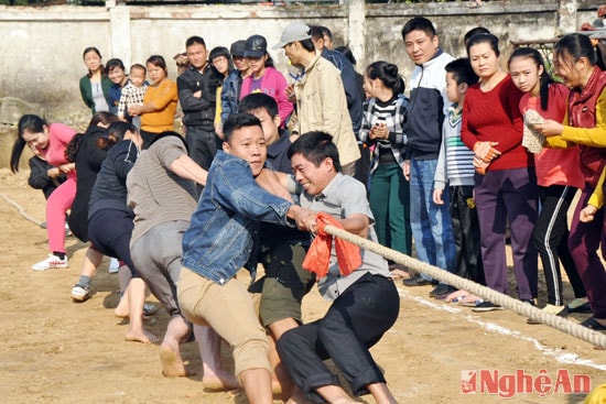 Môn thi kéo co luôn hấp dẫn bởi sự phối hợp nhịp nhàng, ăn ý giữa các thành viên trong đội, đồng thời thể hiện sức mạnh, sức bền của các vận động viên tham gia thi đấu.