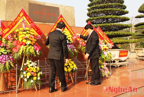 Các đồng chí lãnh đạo Trung ương, lãnh đạo tỉnh và đại diện kiều bào Nghệ An dâng hoa lên anh linh Người tại Quảng trường Hồ Chí Minh.