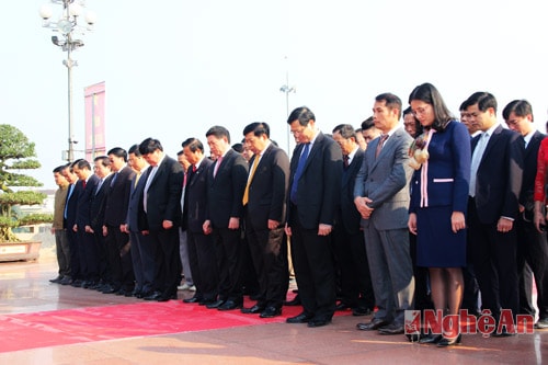 Phút mặc niệm tưởng nhớ công ơn trời bể của Bác Hồ, các đại biểu nguyện hứa tiếp tục xây dựng và mở rộng khối đại đoàn kết dân tộc, giữ vững bản sắc con người xứ Nghệ.