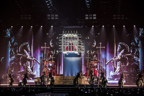 Madonna đang đưa tour diễn vòng quanh thế giới - Rebel Heart - tới 7 thành phố lớn của châu Á. Hai đêm diễn hôm 9 và 10/2 tại Bangkok, Thái Lan gây ấn tượng mạnh mẽ trong khu vực bởi đây là lần đầu tiên sau gần 40 năm ca hát, 
