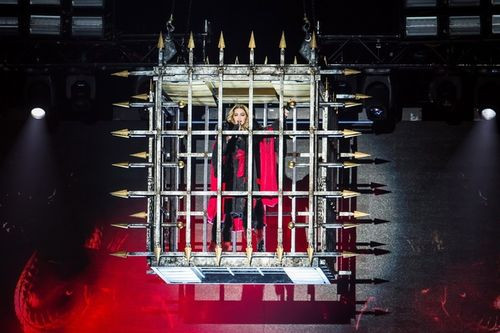 Ngay từ màn xuất hiện, Madonna đã khiến hàng chục nghìn khán giả có mặt ở Trung tâm Impact Arena, Bangkok phải hò reo và thán phục khi đứng hát trong chiếc lồng sắt treo lơ lửng giữa không trung.
