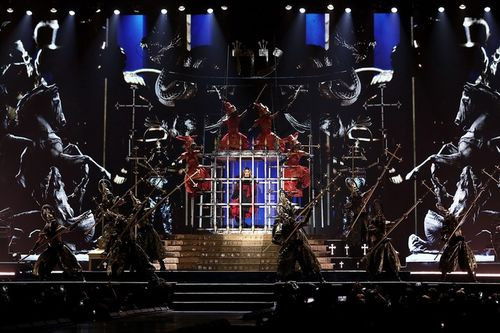 Nữ ca sĩ đã đem theo 20 vũ công được tuyển chọn gắt gao cùng êkíp gần 100 người đi theo mình ở các điểm diễn vòng quanh thế giới. Tour diễn nhằm quảng bá album mới nhất của Madonna có tên Rebel Heart (Trái tim nổi loạn) vừa phát hành vào cuối năm ngoái.