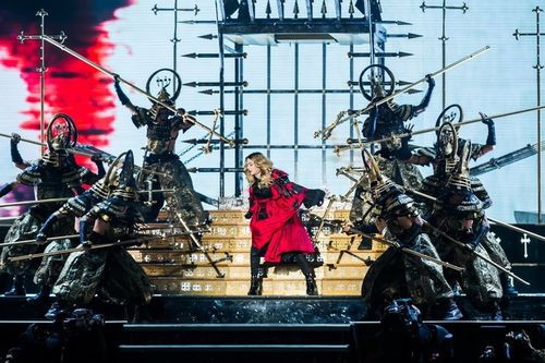 Tiết mục đầu tiên trong đêm nhạc có tên Iconic - bản hit mới nhất của Madonna. Nữ ca sĩ sinh năm 1958 hóa thành một võ sĩ đạo Nhật Bản và thể hiện nhiều pha trình diễn nguy hiểm trên sân khấu cùng các vũ công.