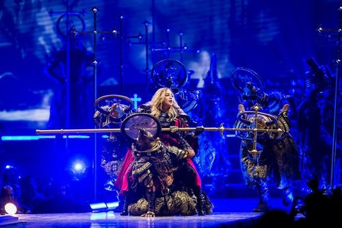 Trong cả hai đêm nhạc tại Bangkok, Madonna đều xuất hiện trễ hai tiếng nhưng ngay khi cô vừa bước ra sân khấu, đám đông khán giả đã bị lôi cuốn bởi phong thái và đẳng cấp trình diễn vốn đã được coi là biểu tượng của thế giới nhạc Pop đương đại.
