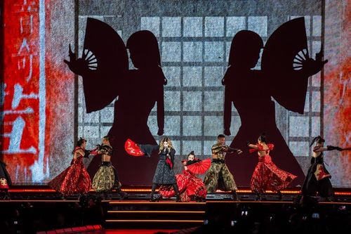 Vốn là một tín đồ của văn hóa Nhật Bản, Madonna đưa rất nhiều hình ảnh đặc trưng của xứ sở mặt trời mọc lên sân khấu tour diễn Rebel Heart. Đạo diễn của chương trình là Jamie King - nhà sản xuất kiêm biên đạo múa gắn bó lâu năm với 