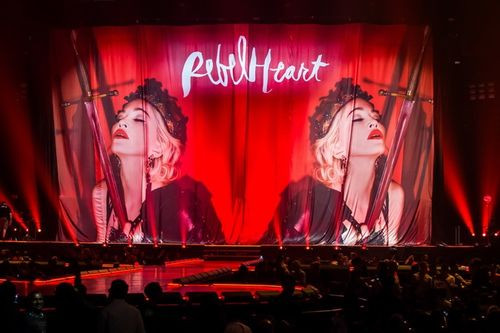 Phông nền Rebel Heart tour trên sân khấu. Ngoài Bangkok, các thành phố châu Á mà Madonna đặt chân tới trong chuyến lưu diễn lần này còn có Đài Bắc (Đài Loan), Tokyo (Nhật Bản), Hong Kong, Macau, Manila (Philippines) và Singapore.