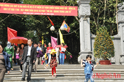 Ngay từ sáng sớm, rất đông nhân dân và du khách thập phương đã tìm về đền thờ Vua Quang Trung trên núi Dũng Quyết để dự lễ kỷ niệm.