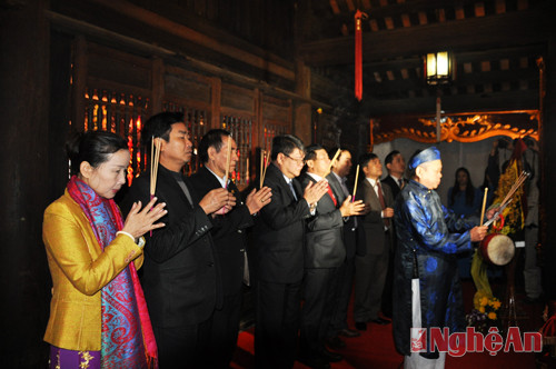 Đại biểu cấp tỉnh dâng hương tưởng niệm Hoàng Đế Quang Trung.
