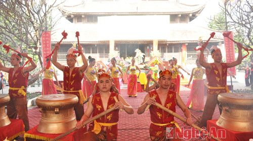 Màn biểu diễn Vũ điệu trống đồng của các nghệ sỹ đến từ tỉnh Thanh Hóa.
