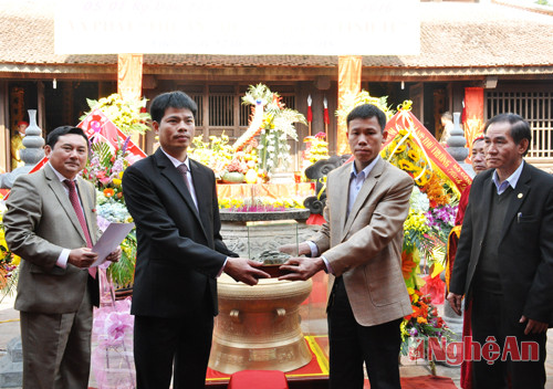 Ông Hồ Quang Sơn - Chủ tịch Hội di sản văn hóa Thanh Hoa (tỉnh Thanh Hóa) trao tháp tiền đồng cổ thời Tây Sơn cho đền Vua Quang Trung tại Lễ kỷ niệm.