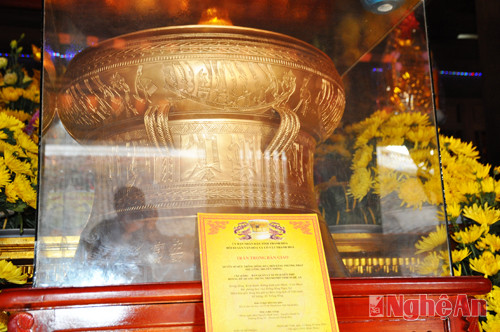 Và Hội di sản VH Thanh Hoa cũng đã trao tặng trống đồng cho đền Vua Quang Trung.