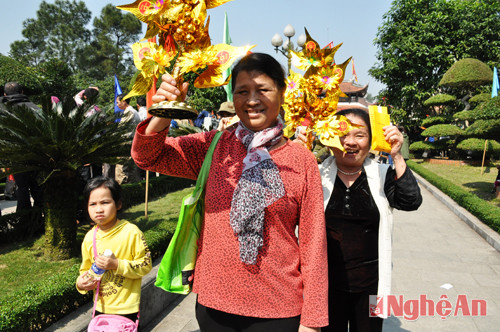 Bà Hồ Thị Thường và Nguyễn Thị Hòa ở phường Hưng Phúc cho biết: Năm nào hai bà cũng đi dự lễ, là dịp để tưởng nhớ công đức Vua Quang Trung.