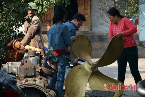 Có những ngư dân ở xã Sơn Hải, huyện Quỳnh Lưu đầu tư sửa chữa, nâng cấp tàu cho chuyến ra khơi đầu năm.