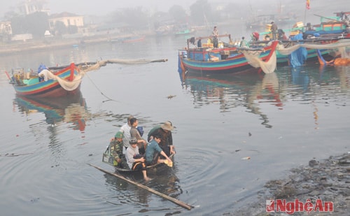 Những tàu cá đầu tiên cập bến vào bờ.