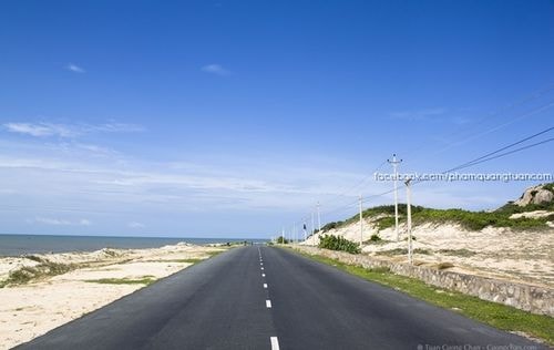 Đường biển qua Hồ Cốc, Bà Rịa - Vũng Tàu. Đoạn đường này khá vắng xe mang đến không gian khoáng đạt, yên bình cho du khách.