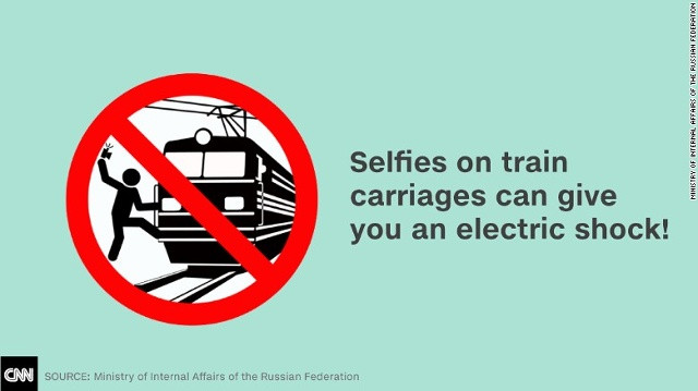 Và thêm nữa, đu người selfie trên các toa tàu có thể dẫn đến bị điện giật!