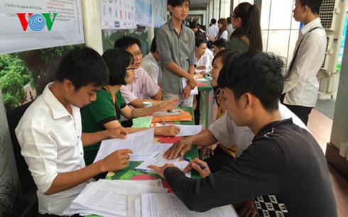 Thí sinh nộp hồ sơ tuyển sinh đại học năm 2015 