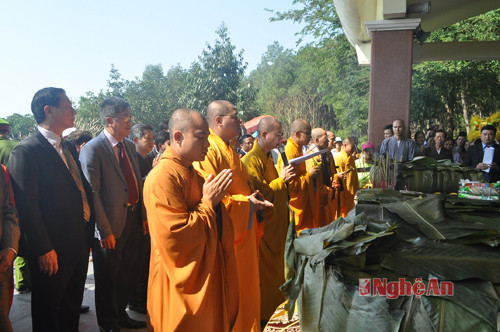 Các vị cao tăng đại diện cho Ban trị sự Phật giáo Việt Nam tại Nghệ An làm lễ cầu cho Quốc thái dân an nhân dân hạnh phúc