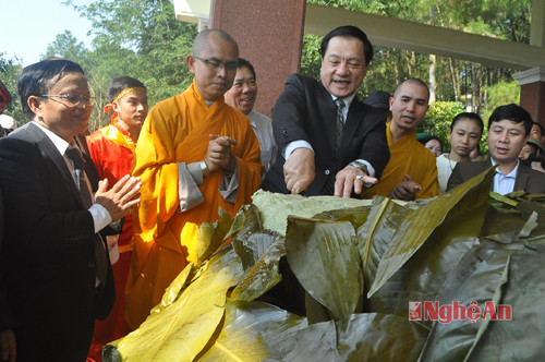 Đại diện lãnh đạo tỉnh, Hiệp hội du lịch, các hội viên Hội du lịch Nghệ An và Ban trị sự Phật giáo Nghệ An cùng làm lễ cắt bánh chưng