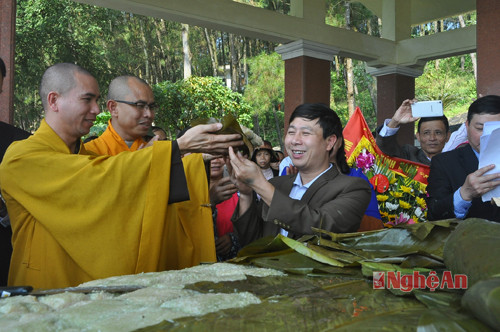 Sau lễ cắt bánh chưng, đại diện Ban trị sự Phật giáo Nghệ An đang trao phần bánh cho đại diện xã Nam Gian, Nam Đàn