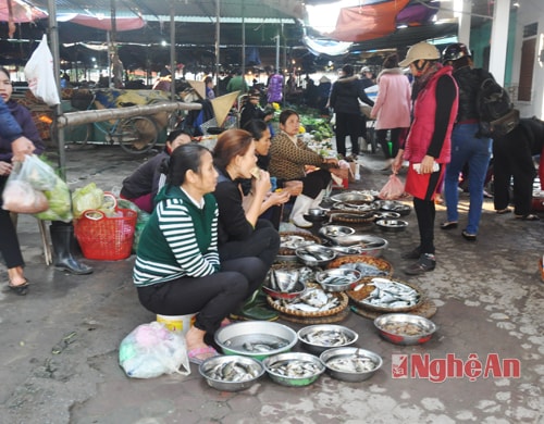 Hàng thực phẩm tươi sống được bày bán ngay lối vào cổng chợ