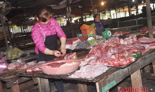 So với hàng hải sản, các loại thịt còn rất ít người mở hàng và giá cả khá đắt, thịt bò 280 nghìn/kg