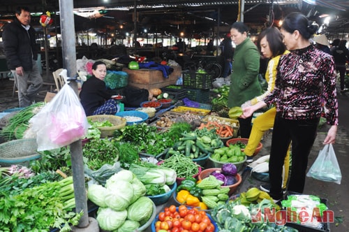 Nhằm phục vụ các món nướng và lẩu hải sản, các hộ kinh doanh rau xanh tại chợ hải sản nhập hàng khá sớm, giá cả cũng gấp đôi bình thường