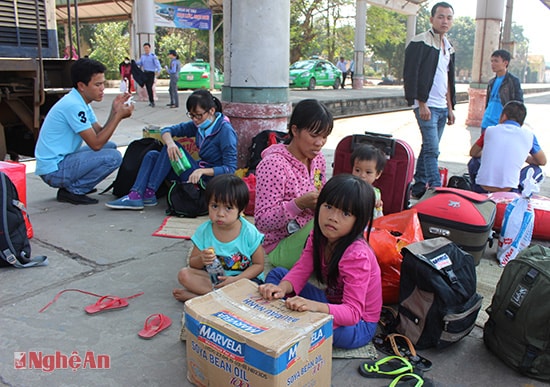 Nghỉ Tết nên nhiều gia đình có con nhỏ mang theo nhiều hành lý nên thường đến sớm để chờ tàu cho kịp giờ.