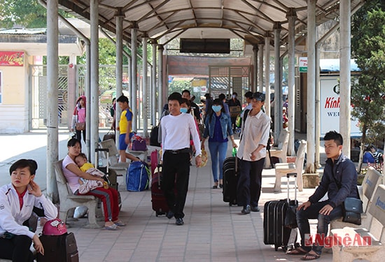 Tương tự, tại Ga Vinh, trong ngày mồng 6 Tết, ước tính có khoảng 7 000 khách đi tàu (tăng khoảng 5-6 lần so với ngày thường). 