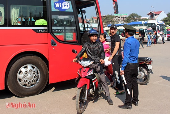 Khách đông nên lực lượng an ninh bến xe làm việc khá vất vả để đảm bảo an ninh trật tự trong bến. 