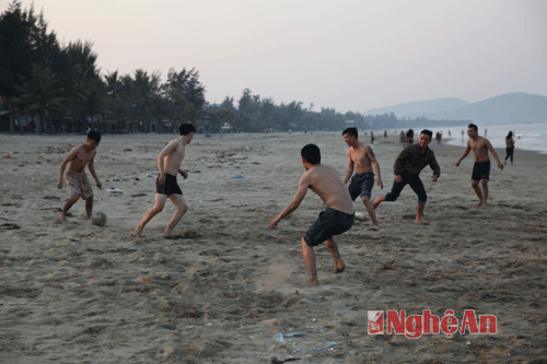 Thanh niên tham gia các trò chơi trên bãi biển