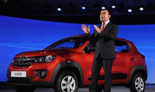 Tổng giám đốc điều hành hãng Renault Carlos Ghosn và mẫu xe giá rẻ nhắm tới thị trường Ấn Độ. Ảnh: AFP