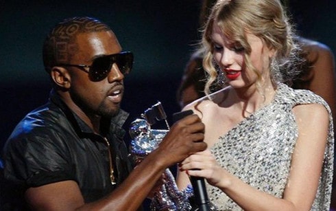  Đây được cho là hành động công kích lần hai của Kanye sau khoảnh khắc giành micro của Taylor Swift tại MTV VMAs 2009 - Ảnh: Reuters