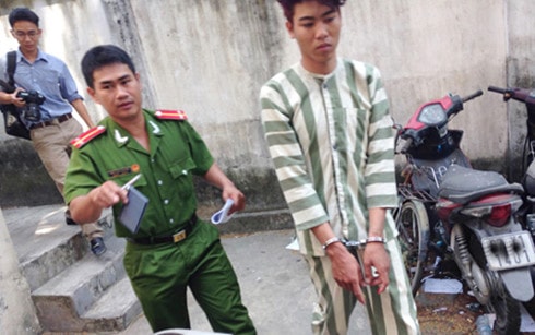 Nghi can Cảnh (bìa phải) lúc bị bắt
