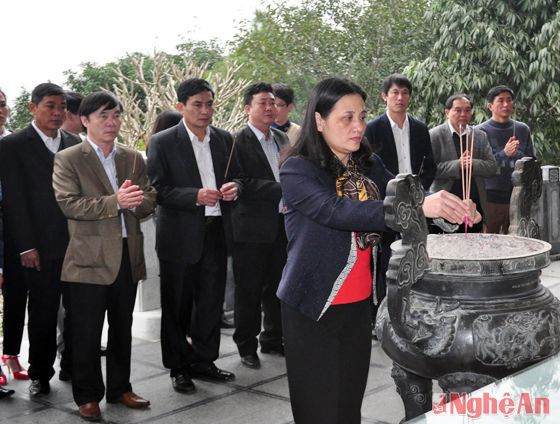 Đồng chí Cao Thị Hiền - Ủy viên Ban Thường vụ Tỉnh ủy, Phó Chủ tịch HĐND tỉnh dâng hương trước anh linh bà Hoàng Thị Loan - thân mẫu của Bác Hồ
