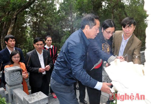 Cán bộ, chuyên viên Văn phòng Đoàn ĐBQH và HĐND tỉnh dâng hương tưởng niệm cụ Nguyễn Sinh Xin - em trai Bác Hồ 
