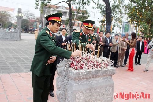 Thiếu tướng Nguyễn Tân Cương - Ủy viên Trung ương Đảng, Tư lệnh Quân khu 4 dâng hương tưởng niệm các liệt sỹ Xô Viết Nghệ Tĩnh.