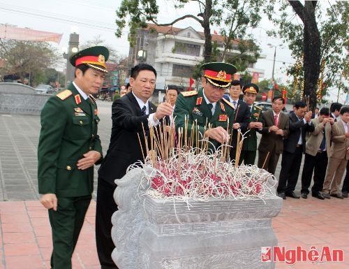 Đồng chí Hồ Đức Phớc - Ủy viên Trung ương Đảng, Bí thư Tỉnh ủy, Chủ tịch HĐND tỉnh dâng hương tưởng niệm các liệt sỹ Xô Viết Nghệ Tĩnh.