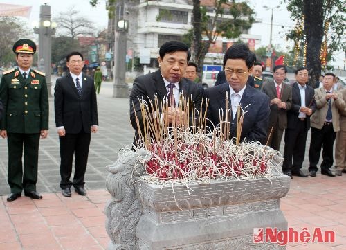 Đồng chí Nguyễn Xuân Sơn - Phó Bí thư Thường trực Tỉnh ủy và đồng chí Nguyễn Xuân Đường - Phó Bí thư Tỉnh ủy, Chủ tịch UBND tỉnh dâng hương tưởng niệm các liệt sỹ Xô Viết Nghệ Tĩnh.