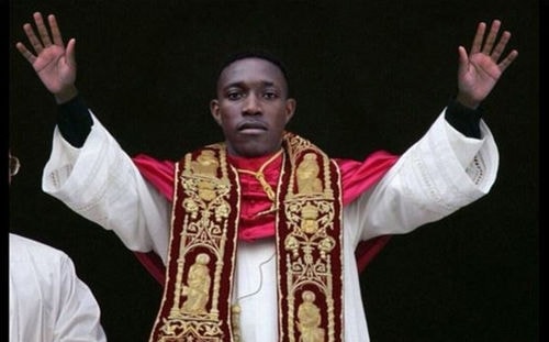 Tài khoản GeniusFootball trên Twitter chế ảnh Danny Welbeck với Giáo hoàng ngay sau trận đấu. Welbeck trở thành người hùng của Arsenal khi đánh đầu ghi bàn ấn định chiến thắng 2-1 ở phút 95, giúp 