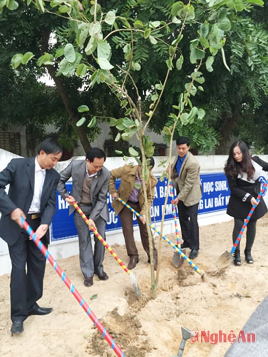 Các đồng chí lãnh đạo thị xã tham gia lễ phát động trồng cây đầu năm