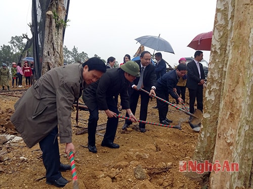 Lãnh đạo huyện Yên Thành tham gia trồng cây tại Đền thờ Liệt sỹ huyện.